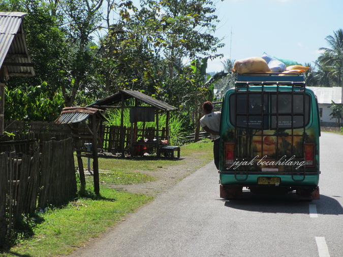 bus Sumba yang selalu penuh barang sampai hewan ternak di atap :-)